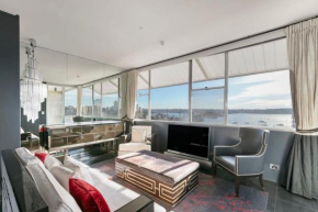 Luxury 1 Bedroom Apt with Harbour Views & Parking, Sydney